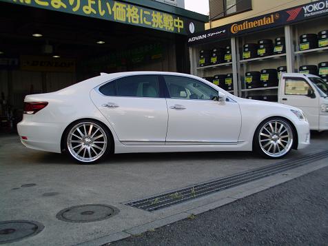 LS460後期 SKP製ロアリンクキットにてローダウン | 瀬谷タイヤ