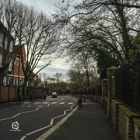 nalblog.com nalブログ。写真と旅と言葉たち ロンドン観光 ハイゲイト墓地 身の毛もよだつ?穴場スポット ロンドン2週目、定番スポットには一通り行った頃で夜はノースロンドンのカムデン辺りで約束があったのでそれまでちょっと郊外の穴場スポットはないかとガイドブックを見ていると、見つけました。穴場ススポットのツアー項目にタワー・オブ・ロンドンとセントポールズ大聖堂の裏側ツアーと並んで「ハイゲイト墓地ツアー」なるものを見つけました。イギリスの墓地ってどんなものだろう?地図で見るとまわりに大きな公園もあったので散歩がてら行ってみることにしました。今回の散策ルートは、ハイゲイト墓地→パーリャメントヒル→プリムローズヒル→カムデンタウンです。とりあえずチューブに乗ります。ノーザンラインに乗ってArchway(アーチウェイ)駅で降りてそこから徒歩10分ほどの道のりです。駅前のジャンクションロードを南西に4ブロック歩き右に曲がってピッカートンロードに入ります。左手に公園を見ながらしばらく歩くとDartmouth Park(ダートマスパーク)という道路に出るので、そこを左に曲がってすぐ右手のChester Road(チェスターロード)に入ります。チェスターロードを道なりに歩いていくと墓地の外壁が見えてくるので、あとは敷地の壁に沿って歩いていけば入り口にたどり着きます。チェスターロードを歩いて墓地に向かいます。右手がハイゲイト墓地の外壁です。チェスターロードから見た墓地の風景。夜はたしかにホラーかもしれません……。西側の入り口。ツアー申し込みは入ってすぐ左手の窓口で行います。東側の入り口はこの真向かいです。 墓地は西と東に分かれており、西側は1839年3月20日、1860年には東側ができました。当初は民間企業が運営していましたが、1970年代になると経営が立ち行かなくなって墓地は荒れ果てていきました。墓地を救ったのは有志の働きで、再び墓地は一般公開されるようになりました。現在は入園料を墓地の維持保存に当てて運営を続けているそうです。墓地は自然保護区にあり、季節の花々や小動物も見られるそうです。景観のいい自然豊かな公園も隣接しているので、ゆったり散歩するのもいいかもしれません。東側は入場料£4で自由に見学でき、西側は£12でツアーでの見学となります。 開園時間 (3月〜10月) 平日:10am〜5pm 土日:11am〜5pm 最終入場時間:4:30pm (11月〜2月) 平日:10am〜4pm 土日:11am〜4pm 最終入場時間:3:30pm 入場料(東側) 大人:£4 18歳未満:無料 入場料(西側)ツアーのみ 大人:£12 8歳〜17歳:£6 ※ツアーに参加することができるのは8歳からです。 平日のツアーは予約制で、ツアー開始は午後1時45分からです。予約はWest Cemeteryのホームページから予約できます。土日のツアーは予約不可ですが、通常午前11時〜午後4時(11月から2月までは午後3時まで)の間で30分おきにツアーが行われています。筆者が行った日は、平日で予約もしていなかったため、東側の墓地に入ることにしました。 入り口付近の様子。墓地は緑に囲まれて花も咲いています。 ネットで調べるとホラースポットやドラキュラの逸話などオカルト系の話も出てくるこのハイゲイト墓地、外から見ても少し薄気味悪い感じはしたので多少ビビりつつだったのですが、中に入ってみると意外と穏やかな雰囲気でした。古い木々に囲まれ花の豊かに咲くところもあれば墓石に苔やツタが絡まる古いお墓もあり、日本の墓地とはまた様子が違っていました。墓石に刻まれている文字を一つ一つ見てみると、愛する人を失った悲しみだけではなく故人に対する愛情がじんわりと感じられるようなメッセージが多くありました。文字で残すメッセージの他にも、墓石の上に置かれた一本の赤いバラはとても印象的で、なくなった後でも残る想いが伝わってきました。カール・マルクスやジョージ・エリオットの墓地もこちらの東側にあります。さて、赤いバラの花で温かい気持ちに満たされたところで、墓地を出て南に向かいParliament Hillを目指します。丘に登ってロンドンの街を見渡します。犬を連れて散歩する人や凧揚げを楽しむ家族、寒空の下でもそれぞれの時間を楽しんでいるようでした。もう少し歩いてまわる予定でしたが風が強く予想以上に冷え込み、写真を撮っていたら手先から凍るように寒くなったので予定変更。丘を下って池を渡りHampstead Heath(ハムステッドヒース)駅を目指して歩きます。ハムステッドヒース駅からPrimrose Hill(プリムローズ・ヒル)という小高い丘までは徒歩で30分程、チューブだと、ノーザンラインに乗って2駅南のChalk Farm(チョーク・ファーム)駅で下車、そこからまた南に10分程歩くと丘の麓に到着します。時折木が生えるきれいに整備された芝生の間の小道を歩き緩やかな丘を上っていきます。丘から見渡すロンドンの街並はなんだか意外な程にこじんまりとしていて、空をとても広く感じました。あのザ・シャードがちょうど中央に見えるのもロンドンという都市が綿密につくられていることの象徴ではないでしょうか。このプリムローズヒルの向かいには、ロンドン動物園のあるRegent's Park(リージェンツパーク)があり、こちらもオススメの散歩コースです。この日の歩数は31,208歩、総距離21.9km。どこを歩いても飽きない街、ロンドンです。参考資料 Lonely Planet Pocket London guide book Highgate Cemetery Guide Map Highgate Cemetery ホームページ 周辺マップ 写真:©2016 Yuko Yamada. All Rights Reserved. このブログに掲載されている画像等の無断転載はご遠慮ください。