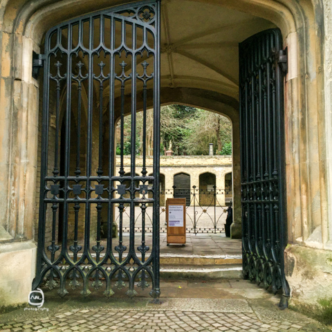 nalblog.com nalブログ。写真と旅と言葉たち ロンドン観光 ハイゲイト墓地 身の毛もよだつ?穴場スポット ロンドン2週目、定番スポットには一通り行った頃で夜はノースロンドンのカムデン辺りで約束があったのでそれまでちょっと郊外の穴場スポットはないかとガイドブックを見ていると、見つけました。穴場ススポットのツアー項目にタワー・オブ・ロンドンとセントポールズ大聖堂の裏側ツアーと並んで「ハイゲイト墓地ツアー」なるものを見つけました。イギリスの墓地ってどんなものだろう?地図で見るとまわりに大きな公園もあったので散歩がてら行ってみることにしました。今回の散策ルートは、ハイゲイト墓地→パーリャメントヒル→プリムローズヒル→カムデンタウンです。とりあえずチューブに乗ります。ノーザンラインに乗ってArchway(アーチウェイ)駅で降りてそこから徒歩10分ほどの道のりです。駅前のジャンクションロードを南西に4ブロック歩き右に曲がってピッカートンロードに入ります。左手に公園を見ながらしばらく歩くとDartmouth Park(ダートマスパーク)という道路に出るので、そこを左に曲がってすぐ右手のChester Road(チェスターロード)に入ります。チェスターロードを道なりに歩いていくと墓地の外壁が見えてくるので、あとは敷地の壁に沿って歩いていけば入り口にたどり着きます。チェスターロードを歩いて墓地に向かいます。右手がハイゲイト墓地の外壁です。チェスターロードから見た墓地の風景。夜はたしかにホラーかもしれません……。西側の入り口。ツアー申し込みは入ってすぐ左手の窓口で行います。東側の入り口はこの真向かいです。 墓地は西と東に分かれており、西側は1839年3月20日、1860年には東側ができました。当初は民間企業が運営していましたが、1970年代になると経営が立ち行かなくなって墓地は荒れ果てていきました。墓地を救ったのは有志の働きで、再び墓地は一般公開されるようになりました。現在は入園料を墓地の維持保存に当てて運営を続けているそうです。墓地は自然保護区にあり、季節の花々や小動物も見られるそうです。景観のいい自然豊かな公園も隣接しているので、ゆったり散歩するのもいいかもしれません。東側は入場料£4で自由に見学でき、西側は£12でツアーでの見学となります。 開園時間 (3月〜10月) 平日:10am〜5pm 土日:11am〜5pm 最終入場時間:4:30pm (11月〜2月) 平日:10am〜4pm 土日:11am〜4pm 最終入場時間:3:30pm 入場料(東側) 大人:£4 18歳未満:無料 入場料(西側)ツアーのみ 大人:£12 8歳〜17歳:£6 ※ツアーに参加することができるのは8歳からです。 平日のツアーは予約制で、ツアー開始は午後1時45分からです。予約はWest Cemeteryのホームページから予約できます。土日のツアーは予約不可ですが、通常午前11時〜午後4時(11月から2月までは午後3時まで)の間で30分おきにツアーが行われています。筆者が行った日は、平日で予約もしていなかったため、東側の墓地に入ることにしました。 入り口付近の様子。墓地は緑に囲まれて花も咲いています。 ネットで調べるとホラースポットやドラキュラの逸話などオカルト系の話も出てくるこのハイゲイト墓地、外から見ても少し薄気味悪い感じはしたので多少ビビりつつだったのですが、中に入ってみると意外と穏やかな雰囲気でした。古い木々に囲まれ花の豊かに咲くところもあれば墓石に苔やツタが絡まる古いお墓もあり、日本の墓地とはまた様子が違っていました。墓石に刻まれている文字を一つ一つ見てみると、愛する人を失った悲しみだけではなく故人に対する愛情がじんわりと感じられるようなメッセージが多くありました。文字で残すメッセージの他にも、墓石の上に置かれた一本の赤いバラはとても印象的で、なくなった後でも残る想いが伝わってきました。カール・マルクスやジョージ・エリオットの墓地もこちらの東側にあります。さて、赤いバラの花で温かい気持ちに満たされたところで、墓地を出て南に向かいParliament Hillを目指します。丘に登ってロンドンの街を見渡します。犬を連れて散歩する人や凧揚げを楽しむ家族、寒空の下でもそれぞれの時間を楽しんでいるようでした。もう少し歩いてまわる予定でしたが風が強く予想以上に冷え込み、写真を撮っていたら手先から凍るように寒くなったので予定変更。丘を下って池を渡りHampstead Heath(ハムステッドヒース)駅を目指して歩きます。ハムステッドヒース駅からPrimrose Hill(プリムローズ・ヒル)という小高い丘までは徒歩で30分程、チューブだと、ノーザンラインに乗って2駅南のChalk Farm(チョーク・ファーム)駅で下車、そこからまた南に10分程歩くと丘の麓に到着します。時折木が生えるきれいに整備された芝生の間の小道を歩き緩やかな丘を上っていきます。丘から見渡すロンドンの街並はなんだか意外な程にこじんまりとしていて、空をとても広く感じました。あのザ・シャードがちょうど中央に見えるのもロンドンという都市が綿密につくられていることの象徴ではないでしょうか。このプリムローズヒルの向かいには、ロンドン動物園のあるRegent's Park(リージェンツパーク)があり、こちらもオススメの散歩コースです。この日の歩数は31,208歩、総距離21.9km。どこを歩いても飽きない街、ロンドンです。参考資料 Lonely Planet Pocket London guide book Highgate Cemetery Guide Map Highgate Cemetery ホームページ 周辺マップ 写真:©2016 Yuko Yamada. All Rights Reserved. このブログに掲載されている画像等の無断転載はご遠慮ください。