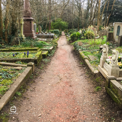 nalblog.com nalブログ。写真と旅と言葉たち ロンドン観光 ハイゲイト墓地 身の毛もよだつ?穴場スポット ロンドン2週目、定番スポットには一通り行った頃で夜はノースロンドンのカムデン辺りで約束があったのでそれまでちょっと郊外の穴場スポットはないかとガイドブックを見ていると、見つけました。穴場ススポットのツアー項目にタワー・オブ・ロンドンとセントポールズ大聖堂の裏側ツアーと並んで「ハイゲイト墓地ツアー」なるものを見つけました。イギリスの墓地ってどんなものだろう?地図で見るとまわりに大きな公園もあったので散歩がてら行ってみることにしました。今回の散策ルートは、ハイゲイト墓地→パーリャメントヒル→プリムローズヒル→カムデンタウンです。とりあえずチューブに乗ります。ノーザンラインに乗ってArchway(アーチウェイ)駅で降りてそこから徒歩10分ほどの道のりです。駅前のジャンクションロードを南西に4ブロック歩き右に曲がってピッカートンロードに入ります。左手に公園を見ながらしばらく歩くとDartmouth Park(ダートマスパーク)という道路に出るので、そこを左に曲がってすぐ右手のChester Road(チェスターロード)に入ります。チェスターロードを道なりに歩いていくと墓地の外壁が見えてくるので、あとは敷地の壁に沿って歩いていけば入り口にたどり着きます。チェスターロードを歩いて墓地に向かいます。右手がハイゲイト墓地の外壁です。チェスターロードから見た墓地の風景。夜はたしかにホラーかもしれません……。西側の入り口。ツアー申し込みは入ってすぐ左手の窓口で行います。東側の入り口はこの真向かいです。 墓地は西と東に分かれており、西側は1839年3月20日、1860年には東側ができました。当初は民間企業が運営していましたが、1970年代になると経営が立ち行かなくなって墓地は荒れ果てていきました。墓地を救ったのは有志の働きで、再び墓地は一般公開されるようになりました。現在は入園料を墓地の維持保存に当てて運営を続けているそうです。墓地は自然保護区にあり、季節の花々や小動物も見られるそうです。景観のいい自然豊かな公園も隣接しているので、ゆったり散歩するのもいいかもしれません。東側は入場料£4で自由に見学でき、西側は£12でツアーでの見学となります。 開園時間 (3月〜10月) 平日:10am〜5pm 土日:11am〜5pm 最終入場時間:4:30pm (11月〜2月) 平日:10am〜4pm 土日:11am〜4pm 最終入場時間:3:30pm 入場料(東側) 大人:£4 18歳未満:無料 入場料(西側)ツアーのみ 大人:£12 8歳〜17歳:£6 ※ツアーに参加することができるのは8歳からです。 平日のツアーは予約制で、ツアー開始は午後1時45分からです。予約はWest Cemeteryのホームページから予約できます。土日のツアーは予約不可ですが、通常午前11時〜午後4時(11月から2月までは午後3時まで)の間で30分おきにツアーが行われています。筆者が行った日は、平日で予約もしていなかったため、東側の墓地に入ることにしました。 入り口付近の様子。墓地は緑に囲まれて花も咲いています。 ネットで調べるとホラースポットやドラキュラの逸話などオカルト系の話も出てくるこのハイゲイト墓地、外から見ても少し薄気味悪い感じはしたので多少ビビりつつだったのですが、中に入ってみると意外と穏やかな雰囲気でした。古い木々に囲まれ花の豊かに咲くところもあれば墓石に苔やツタが絡まる古いお墓もあり、日本の墓地とはまた様子が違っていました。墓石に刻まれている文字を一つ一つ見てみると、愛する人を失った悲しみだけではなく故人に対する愛情がじんわりと感じられるようなメッセージが多くありました。文字で残すメッセージの他にも、墓石の上に置かれた一本の赤いバラはとても印象的で、なくなった後でも残る想いが伝わってきました。カール・マルクスやジョージ・エリオットの墓地もこちらの東側にあります。さて、赤いバラの花で温かい気持ちに満たされたところで、墓地を出て南に向かいParliament Hillを目指します。丘に登ってロンドンの街を見渡します。犬を連れて散歩する人や凧揚げを楽しむ家族、寒空の下でもそれぞれの時間を楽しんでいるようでした。もう少し歩いてまわる予定でしたが風が強く予想以上に冷え込み、写真を撮っていたら手先から凍るように寒くなったので予定変更。丘を下って池を渡りHampstead Heath(ハムステッドヒース)駅を目指して歩きます。ハムステッドヒース駅からPrimrose Hill(プリムローズ・ヒル)という小高い丘までは徒歩で30分程、チューブだと、ノーザンラインに乗って2駅南のChalk Farm(チョーク・ファーム)駅で下車、そこからまた南に10分程歩くと丘の麓に到着します。時折木が生えるきれいに整備された芝生の間の小道を歩き緩やかな丘を上っていきます。丘から見渡すロンドンの街並はなんだか意外な程にこじんまりとしていて、空をとても広く感じました。あのザ・シャードがちょうど中央に見えるのもロンドンという都市が綿密につくられていることの象徴ではないでしょうか。このプリムローズヒルの向かいには、ロンドン動物園のあるRegent's Park(リージェンツパーク)があり、こちらもオススメの散歩コースです。この日の歩数は31,208歩、総距離21.9km。どこを歩いても飽きない街、ロンドンです。参考資料 Lonely Planet Pocket London guide book Highgate Cemetery Guide Map Highgate Cemetery ホームページ 周辺マップ 写真:©2016 Yuko Yamada. All Rights Reserved. このブログに掲載されている画像等の無断転載はご遠慮ください。