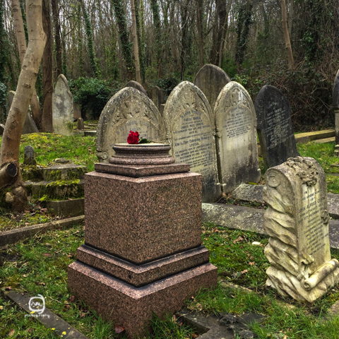 nalblog.com nalブログ。写真と旅と言葉たち ロンドン観光 ハイゲイト墓地 身の毛もよだつ?穴場スポット ロンドン2週目、定番スポットには一通り行った頃で夜はノースロンドンのカムデン辺りで約束があったのでそれまでちょっと郊外の穴場スポットはないかとガイドブックを見ていると、見つけました。穴場ススポットのツアー項目にタワー・オブ・ロンドンとセントポールズ大聖堂の裏側ツアーと並んで「ハイゲイト墓地ツアー」なるものを見つけました。イギリスの墓地ってどんなものだろう?地図で見るとまわりに大きな公園もあったので散歩がてら行ってみることにしました。今回の散策ルートは、ハイゲイト墓地→パーリャメントヒル→プリムローズヒル→カムデンタウンです。とりあえずチューブに乗ります。ノーザンラインに乗ってArchway(アーチウェイ)駅で降りてそこから徒歩10分ほどの道のりです。駅前のジャンクションロードを南西に4ブロック歩き右に曲がってピッカートンロードに入ります。左手に公園を見ながらしばらく歩くとDartmouth Park(ダートマスパーク)という道路に出るので、そこを左に曲がってすぐ右手のChester Road(チェスターロード)に入ります。チェスターロードを道なりに歩いていくと墓地の外壁が見えてくるので、あとは敷地の壁に沿って歩いていけば入り口にたどり着きます。チェスターロードを歩いて墓地に向かいます。右手がハイゲイト墓地の外壁です。チェスターロードから見た墓地の風景。夜はたしかにホラーかもしれません……。西側の入り口。ツアー申し込みは入ってすぐ左手の窓口で行います。東側の入り口はこの真向かいです。 墓地は西と東に分かれており、西側は1839年3月20日、1860年には東側ができました。当初は民間企業が運営していましたが、1970年代になると経営が立ち行かなくなって墓地は荒れ果てていきました。墓地を救ったのは有志の働きで、再び墓地は一般公開されるようになりました。現在は入園料を墓地の維持保存に当てて運営を続けているそうです。墓地は自然保護区にあり、季節の花々や小動物も見られるそうです。景観のいい自然豊かな公園も隣接しているので、ゆったり散歩するのもいいかもしれません。東側は入場料£4で自由に見学でき、西側は£12でツアーでの見学となります。 開園時間 (3月〜10月) 平日:10am〜5pm 土日:11am〜5pm 最終入場時間:4:30pm (11月〜2月) 平日:10am〜4pm 土日:11am〜4pm 最終入場時間:3:30pm 入場料(東側) 大人:£4 18歳未満:無料 入場料(西側)ツアーのみ 大人:£12 8歳〜17歳:£6 ※ツアーに参加することができるのは8歳からです。 平日のツアーは予約制で、ツアー開始は午後1時45分からです。予約はWest Cemeteryのホームページから予約できます。土日のツアーは予約不可ですが、通常午前11時〜午後4時(11月から2月までは午後3時まで)の間で30分おきにツアーが行われています。筆者が行った日は、平日で予約もしていなかったため、東側の墓地に入ることにしました。 入り口付近の様子。墓地は緑に囲まれて花も咲いています。 ネットで調べるとホラースポットやドラキュラの逸話などオカルト系の話も出てくるこのハイゲイト墓地、外から見ても少し薄気味悪い感じはしたので多少ビビりつつだったのですが、中に入ってみると意外と穏やかな雰囲気でした。古い木々に囲まれ花の豊かに咲くところもあれば墓石に苔やツタが絡まる古いお墓もあり、日本の墓地とはまた様子が違っていました。墓石に刻まれている文字を一つ一つ見てみると、愛する人を失った悲しみだけではなく故人に対する愛情がじんわりと感じられるようなメッセージが多くありました。文字で残すメッセージの他にも、墓石の上に置かれた一本の赤いバラはとても印象的で、なくなった後でも残る想いが伝わってきました。カール・マルクスやジョージ・エリオットの墓地もこちらの東側にあります。さて、赤いバラの花で温かい気持ちに満たされたところで、墓地を出て南に向かいParliament Hillを目指します。丘に登ってロンドンの街を見渡します。犬を連れて散歩する人や凧揚げを楽しむ家族、寒空の下でもそれぞれの時間を楽しんでいるようでした。もう少し歩いてまわる予定でしたが風が強く予想以上に冷え込み、写真を撮っていたら手先から凍るように寒くなったので予定変更。丘を下って池を渡りHampstead Heath(ハムステッドヒース)駅を目指して歩きます。ハムステッドヒース駅からPrimrose Hill(プリムローズ・ヒル)という小高い丘までは徒歩で30分程、チューブだと、ノーザンラインに乗って2駅南のChalk Farm(チョーク・ファーム)駅で下車、そこからまた南に10分程歩くと丘の麓に到着します。時折木が生えるきれいに整備された芝生の間の小道を歩き緩やかな丘を上っていきます。丘から見渡すロンドンの街並はなんだか意外な程にこじんまりとしていて、空をとても広く感じました。あのザ・シャードがちょうど中央に見えるのもロンドンという都市が綿密につくられていることの象徴ではないでしょうか。このプリムローズヒルの向かいには、ロンドン動物園のあるRegent's Park(リージェンツパーク)があり、こちらもオススメの散歩コースです。この日の歩数は31,208歩、総距離21.9km。どこを歩いても飽きない街、ロンドンです。参考資料 Lonely Planet Pocket London guide book Highgate Cemetery Guide Map Highgate Cemetery ホームページ 周辺マップ 写真:©2016 Yuko Yamada. All Rights Reserved. このブログに掲載されている画像等の無断転載はご遠慮ください。