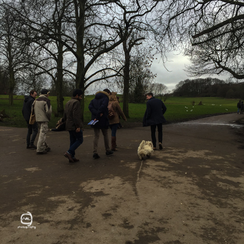 nalblog.com nalブログ。写真と旅と言葉たち ロンドン観光 ハイゲイト墓地 身の毛もよだつ?穴場スポット ロンドン2週目、定番スポットには一通り行った頃で夜はノースロンドンのカムデン辺りで約束があったのでそれまでちょっと郊外の穴場スポットはないかとガイドブックを見ていると、見つけました。穴場ススポットのツアー項目にタワー・オブ・ロンドンとセントポールズ大聖堂の裏側ツアーと並んで「ハイゲイト墓地ツアー」なるものを見つけました。イギリスの墓地ってどんなものだろう?地図で見るとまわりに大きな公園もあったので散歩がてら行ってみることにしました。今回の散策ルートは、ハイゲイト墓地→パーリャメントヒル→プリムローズヒル→カムデンタウンです。とりあえずチューブに乗ります。ノーザンラインに乗ってArchway(アーチウェイ)駅で降りてそこから徒歩10分ほどの道のりです。駅前のジャンクションロードを南西に4ブロック歩き右に曲がってピッカートンロードに入ります。左手に公園を見ながらしばらく歩くとDartmouth Park(ダートマスパーク)という道路に出るので、そこを左に曲がってすぐ右手のChester Road(チェスターロード)に入ります。チェスターロードを道なりに歩いていくと墓地の外壁が見えてくるので、あとは敷地の壁に沿って歩いていけば入り口にたどり着きます。チェスターロードを歩いて墓地に向かいます。右手がハイゲイト墓地の外壁です。チェスターロードから見た墓地の風景。夜はたしかにホラーかもしれません……。西側の入り口。ツアー申し込みは入ってすぐ左手の窓口で行います。東側の入り口はこの真向かいです。 墓地は西と東に分かれており、西側は1839年3月20日、1860年には東側ができました。当初は民間企業が運営していましたが、1970年代になると経営が立ち行かなくなって墓地は荒れ果てていきました。墓地を救ったのは有志の働きで、再び墓地は一般公開されるようになりました。現在は入園料を墓地の維持保存に当てて運営を続けているそうです。墓地は自然保護区にあり、季節の花々や小動物も見られるそうです。景観のいい自然豊かな公園も隣接しているので、ゆったり散歩するのもいいかもしれません。東側は入場料£4で自由に見学でき、西側は£12でツアーでの見学となります。 開園時間 (3月〜10月) 平日:10am〜5pm 土日:11am〜5pm 最終入場時間:4:30pm (11月〜2月) 平日:10am〜4pm 土日:11am〜4pm 最終入場時間:3:30pm 入場料(東側) 大人:£4 18歳未満:無料 入場料(西側)ツアーのみ 大人:£12 8歳〜17歳:£6 ※ツアーに参加することができるのは8歳からです。 平日のツアーは予約制で、ツアー開始は午後1時45分からです。予約はWest Cemeteryのホームページから予約できます。土日のツアーは予約不可ですが、通常午前11時〜午後4時(11月から2月までは午後3時まで)の間で30分おきにツアーが行われています。筆者が行った日は、平日で予約もしていなかったため、東側の墓地に入ることにしました。 入り口付近の様子。墓地は緑に囲まれて花も咲いています。 ネットで調べるとホラースポットやドラキュラの逸話などオカルト系の話も出てくるこのハイゲイト墓地、外から見ても少し薄気味悪い感じはしたので多少ビビりつつだったのですが、中に入ってみると意外と穏やかな雰囲気でした。古い木々に囲まれ花の豊かに咲くところもあれば墓石に苔やツタが絡まる古いお墓もあり、日本の墓地とはまた様子が違っていました。墓石に刻まれている文字を一つ一つ見てみると、愛する人を失った悲しみだけではなく故人に対する愛情がじんわりと感じられるようなメッセージが多くありました。文字で残すメッセージの他にも、墓石の上に置かれた一本の赤いバラはとても印象的で、なくなった後でも残る想いが伝わってきました。カール・マルクスやジョージ・エリオットの墓地もこちらの東側にあります。さて、赤いバラの花で温かい気持ちに満たされたところで、墓地を出て南に向かいParliament Hillを目指します。丘に登ってロンドンの街を見渡します。犬を連れて散歩する人や凧揚げを楽しむ家族、寒空の下でもそれぞれの時間を楽しんでいるようでした。もう少し歩いてまわる予定でしたが風が強く予想以上に冷え込み、写真を撮っていたら手先から凍るように寒くなったので予定変更。丘を下って池を渡りHampstead Heath(ハムステッドヒース)駅を目指して歩きます。ハムステッドヒース駅からPrimrose Hill(プリムローズ・ヒル)という小高い丘までは徒歩で30分程、チューブだと、ノーザンラインに乗って2駅南のChalk Farm(チョーク・ファーム)駅で下車、そこからまた南に10分程歩くと丘の麓に到着します。時折木が生えるきれいに整備された芝生の間の小道を歩き緩やかな丘を上っていきます。丘から見渡すロンドンの街並はなんだか意外な程にこじんまりとしていて、空をとても広く感じました。あのザ・シャードがちょうど中央に見えるのもロンドンという都市が綿密につくられていることの象徴ではないでしょうか。このプリムローズヒルの向かいには、ロンドン動物園のあるRegent's Park(リージェンツパーク)があり、こちらもオススメの散歩コースです。この日の歩数は31,208歩、総距離21.9km。どこを歩いても飽きない街、ロンドンです。参考資料 Lonely Planet Pocket London guide book Highgate Cemetery Guide Map Highgate Cemetery ホームページ 周辺マップ 写真:©2016 Yuko Yamada. All Rights Reserved. このブログに掲載されている画像等の無断転載はご遠慮ください。