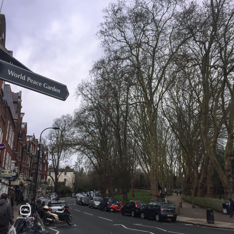 nalblog.com nalブログ。写真と旅と言葉たち ロンドン観光 ハイゲイト墓地 身の毛もよだつ?穴場スポット ロンドン2週目、定番スポットには一通り行った頃で夜はノースロンドンのカムデン辺りで約束があったのでそれまでちょっと郊外の穴場スポットはないかとガイドブックを見ていると、見つけました。穴場ススポットのツアー項目にタワー・オブ・ロンドンとセントポールズ大聖堂の裏側ツアーと並んで「ハイゲイト墓地ツアー」なるものを見つけました。イギリスの墓地ってどんなものだろう?地図で見るとまわりに大きな公園もあったので散歩がてら行ってみることにしました。今回の散策ルートは、ハイゲイト墓地→パーリャメントヒル→プリムローズヒル→カムデンタウンです。とりあえずチューブに乗ります。ノーザンラインに乗ってArchway(アーチウェイ)駅で降りてそこから徒歩10分ほどの道のりです。駅前のジャンクションロードを南西に4ブロック歩き右に曲がってピッカートンロードに入ります。左手に公園を見ながらしばらく歩くとDartmouth Park(ダートマスパーク)という道路に出るので、そこを左に曲がってすぐ右手のChester Road(チェスターロード)に入ります。チェスターロードを道なりに歩いていくと墓地の外壁が見えてくるので、あとは敷地の壁に沿って歩いていけば入り口にたどり着きます。チェスターロードを歩いて墓地に向かいます。右手がハイゲイト墓地の外壁です。チェスターロードから見た墓地の風景。夜はたしかにホラーかもしれません……。西側の入り口。ツアー申し込みは入ってすぐ左手の窓口で行います。東側の入り口はこの真向かいです。 墓地は西と東に分かれており、西側は1839年3月20日、1860年には東側ができました。当初は民間企業が運営していましたが、1970年代になると経営が立ち行かなくなって墓地は荒れ果てていきました。墓地を救ったのは有志の働きで、再び墓地は一般公開されるようになりました。現在は入園料を墓地の維持保存に当てて運営を続けているそうです。墓地は自然保護区にあり、季節の花々や小動物も見られるそうです。景観のいい自然豊かな公園も隣接しているので、ゆったり散歩するのもいいかもしれません。東側は入場料£4で自由に見学でき、西側は£12でツアーでの見学となります。 開園時間 (3月〜10月) 平日:10am〜5pm 土日:11am〜5pm 最終入場時間:4:30pm (11月〜2月) 平日:10am〜4pm 土日:11am〜4pm 最終入場時間:3:30pm 入場料(東側) 大人:£4 18歳未満:無料 入場料(西側)ツアーのみ 大人:£12 8歳〜17歳:£6 ※ツアーに参加することができるのは8歳からです。 平日のツアーは予約制で、ツアー開始は午後1時45分からです。予約はWest Cemeteryのホームページから予約できます。土日のツアーは予約不可ですが、通常午前11時〜午後4時(11月から2月までは午後3時まで)の間で30分おきにツアーが行われています。筆者が行った日は、平日で予約もしていなかったため、東側の墓地に入ることにしました。 入り口付近の様子。墓地は緑に囲まれて花も咲いています。 ネットで調べるとホラースポットやドラキュラの逸話などオカルト系の話も出てくるこのハイゲイト墓地、外から見ても少し薄気味悪い感じはしたので多少ビビりつつだったのですが、中に入ってみると意外と穏やかな雰囲気でした。古い木々に囲まれ花の豊かに咲くところもあれば墓石に苔やツタが絡まる古いお墓もあり、日本の墓地とはまた様子が違っていました。墓石に刻まれている文字を一つ一つ見てみると、愛する人を失った悲しみだけではなく故人に対する愛情がじんわりと感じられるようなメッセージが多くありました。文字で残すメッセージの他にも、墓石の上に置かれた一本の赤いバラはとても印象的で、なくなった後でも残る想いが伝わってきました。カール・マルクスやジョージ・エリオットの墓地もこちらの東側にあります。さて、赤いバラの花で温かい気持ちに満たされたところで、墓地を出て南に向かいParliament Hillを目指します。丘に登ってロンドンの街を見渡します。犬を連れて散歩する人や凧揚げを楽しむ家族、寒空の下でもそれぞれの時間を楽しんでいるようでした。もう少し歩いてまわる予定でしたが風が強く予想以上に冷え込み、写真を撮っていたら手先から凍るように寒くなったので予定変更。丘を下って池を渡りHampstead Heath(ハムステッドヒース)駅を目指して歩きます。ハムステッドヒース駅からPrimrose Hill(プリムローズ・ヒル)という小高い丘までは徒歩で30分程、チューブだと、ノーザンラインに乗って2駅南のChalk Farm(チョーク・ファーム)駅で下車、そこからまた南に10分程歩くと丘の麓に到着します。時折木が生えるきれいに整備された芝生の間の小道を歩き緩やかな丘を上っていきます。丘から見渡すロンドンの街並はなんだか意外な程にこじんまりとしていて、空をとても広く感じました。あのザ・シャードがちょうど中央に見えるのもロンドンという都市が綿密につくられていることの象徴ではないでしょうか。このプリムローズヒルの向かいには、ロンドン動物園のあるRegent's Park(リージェンツパーク)があり、こちらもオススメの散歩コースです。この日の歩数は31,208歩、総距離21.9km。どこを歩いても飽きない街、ロンドンです。参考資料 Lonely Planet Pocket London guide book Highgate Cemetery Guide Map Highgate Cemetery ホームページ 周辺マップ 写真:©2016 Yuko Yamada. All Rights Reserved. このブログに掲載されている画像等の無断転載はご遠慮ください。