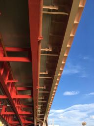 三滝橋 nalblog.com なんとかなる。なんとかする。2017年7月17日(月)海の日 健康記録 2017年7月17日(月)海の日 晴れ・曇り 歩数:16,039歩 歩いた距離:10.1km 睡眠時間:5時間48分 マインドフル時間:5分 前日は日付が変わる頃に就寝、睡眠時間はいつもより少なめです。この日は広島で開かれているケベック映画祭最終日。広島中央図書館に併設されている映像文化ライブラリーへ映画を観に行きました。カナダのケベック州出身の監督作品5作品が5日間に渡って上映され、そのうち2作品がずっと観たいなぁと思っていたグザヴィエ・ドランの作品でした。2014年発表の「Mommy」を観た時もですが、色やカメラワークなどの表現方法がとても印象的で、「そのまま」な感じがいいなぁと感じました。 この日は夕方から撮影の予定だったので、映画鑑賞後、図書館の食堂でカツ丼を食べて図書館で本を借り、それから街を散策することにしました。とりあえず広島城〜広島駅を歩いてみました。縮景園から見える川沿いを歩いてみようと道を探しましたが、反対側しか歩けないようで、断念。橋を渡って広島駅の南口の川沿いを少し歩きました。お昼を回って一番暑い時間だったので、くじけそうになりましたが、途中コンビニに寄ったり木陰で休んだりして暑さをしのぎました。蔦屋家電の入り口から噴き出してくる乾いた冷気にも2度救われました。街の暑さは鉄板の上を歩いているようにグツグツと体内に熱が溜まっていくような暑さで、自然の暑さとはまた違うなーとお上りさんは思うのでした。 広島駅からバスに乗って横川まで移動。コンビニであんぱん・クッキー・豆乳を購入してそのまま河原に直行しました。日が落ち始めるまでまだ2時間ほどあったので、風の通る橋の下で休憩をとりました。川辺で涼む人、バーベキューをする家族連れ、芝生でフリスビーを楽しむ学生、ランニングをする人たち。河原でもそれぞれの時間が流れていました。 この日はビデオ中心に撮影しました。DSLRの動画機能を使っての撮影です。まだ全然練習段階なのですが、作品も出し始めたので数をこなして技を磨いて行きたいと思います。 というわけで、10km近くをバックパックを背負って歩き肌もすっかり小麦色。お出かけ用の革靴を履いての歩きでしかも靴下が薄かったため大きなマメができましたが、新しいものを見て感情を揺さぶられ、刺激的で充実した一日でした。