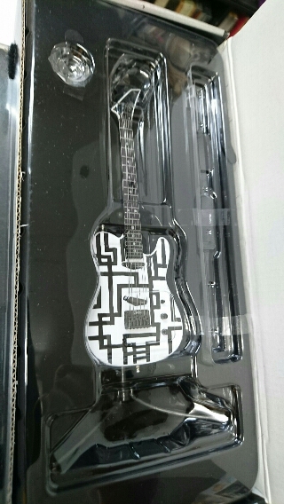 布袋寅泰 ギター・フィギュア HOTEI MAIN 白 | ロックな古本屋ブログ