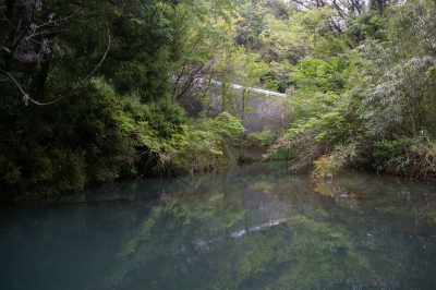 川の辺で!