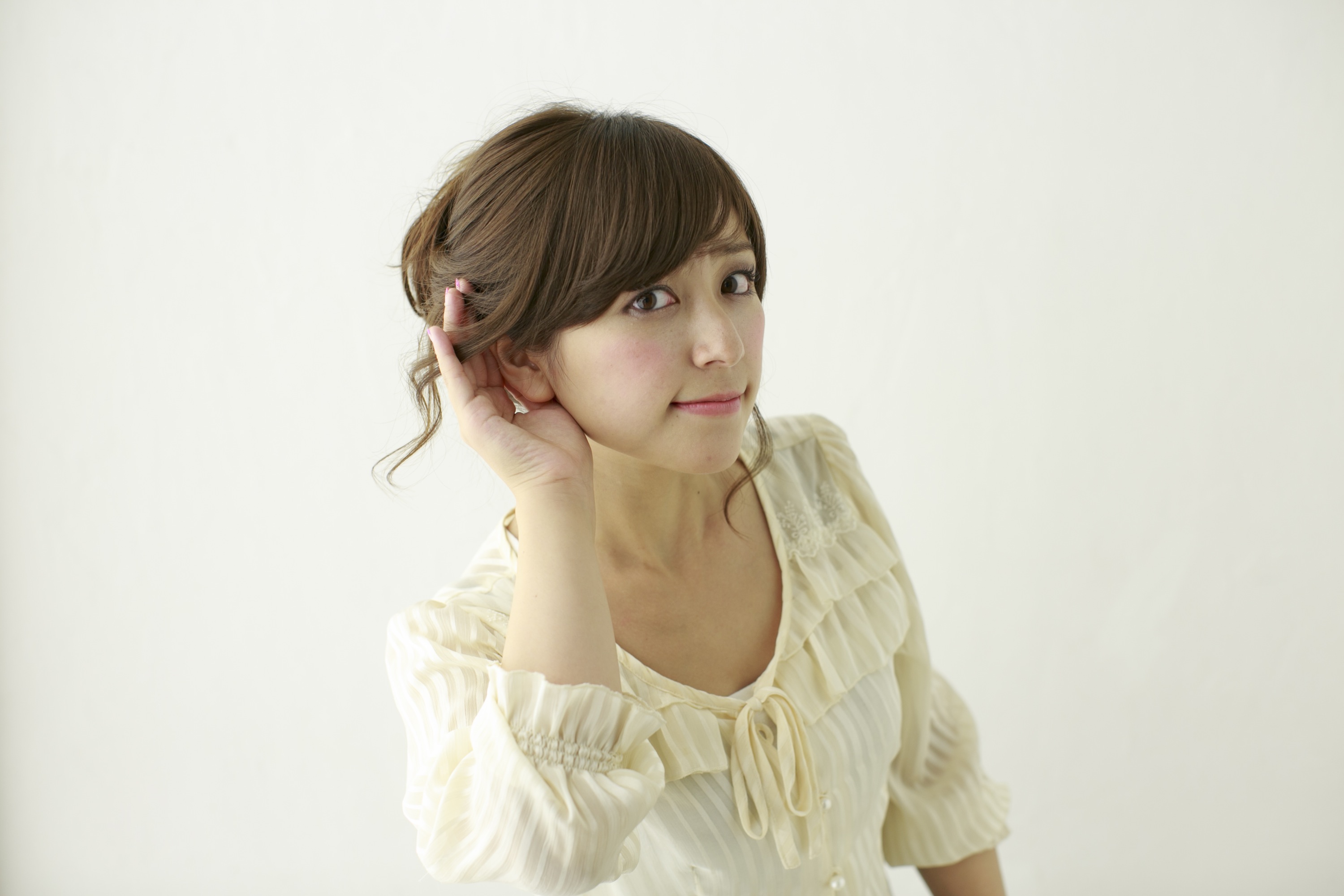 知りたい-聞き耳を立てている女性