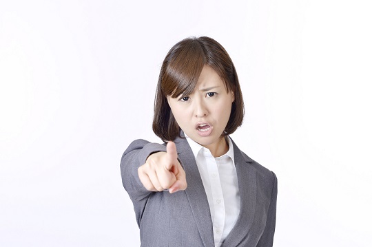 ちょっと待て！と言う若い女性
