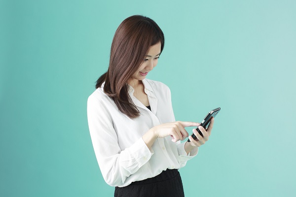 電話をかける若い女性