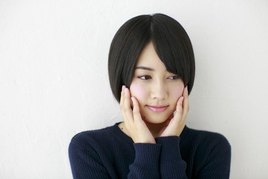 どうしよう？と悩む女性
