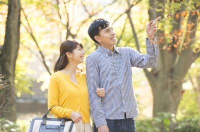 街を歩いているとよく目にするのが「ブラックOK」の宣伝文句