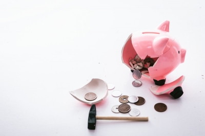 お金に困って貯金箱を壊す