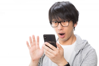 宝くじに高額当選してびっくりする男性