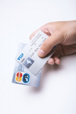 給与ファクタリングとクレジットカード現金化の違いは？
