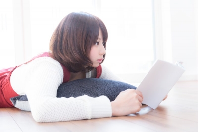 テレビドラマに見入る女性