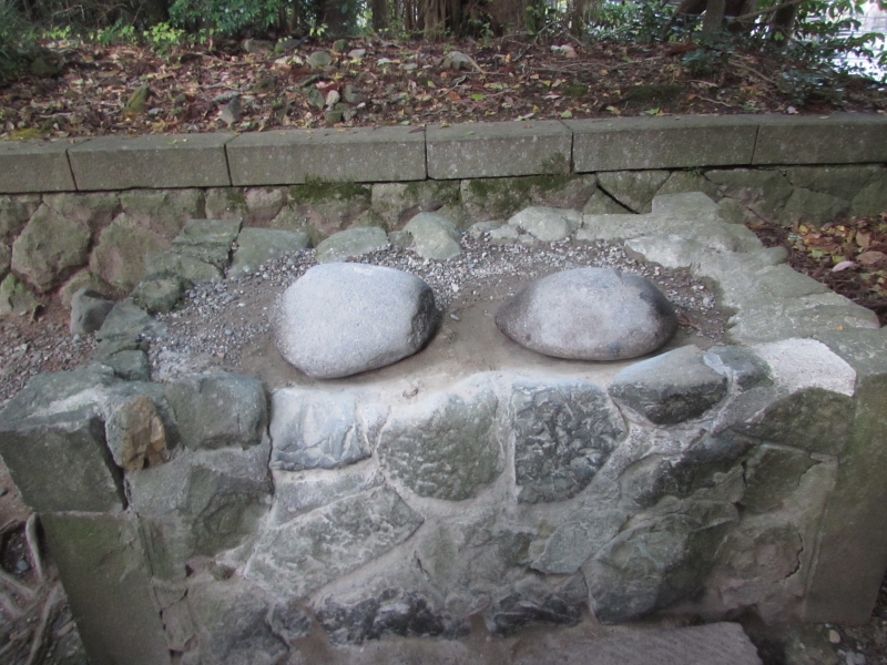 弥彦神社(彌彦神社)の火の玉石(重軽の石)