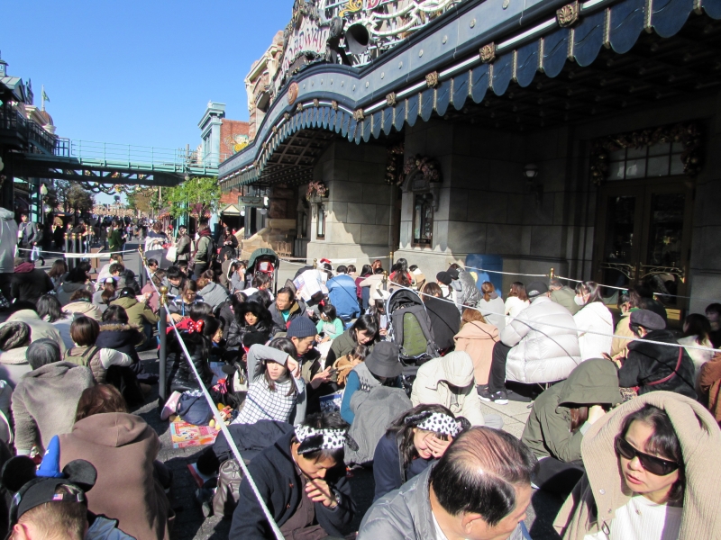 1時間以上前から並ぶディズニーシー