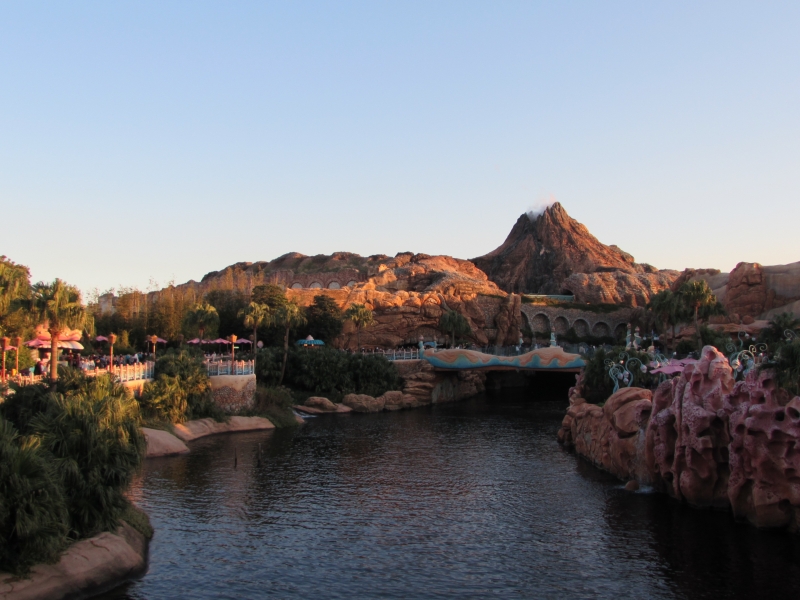 東京ディズニーシーの夕暮れのプロメテウス火山