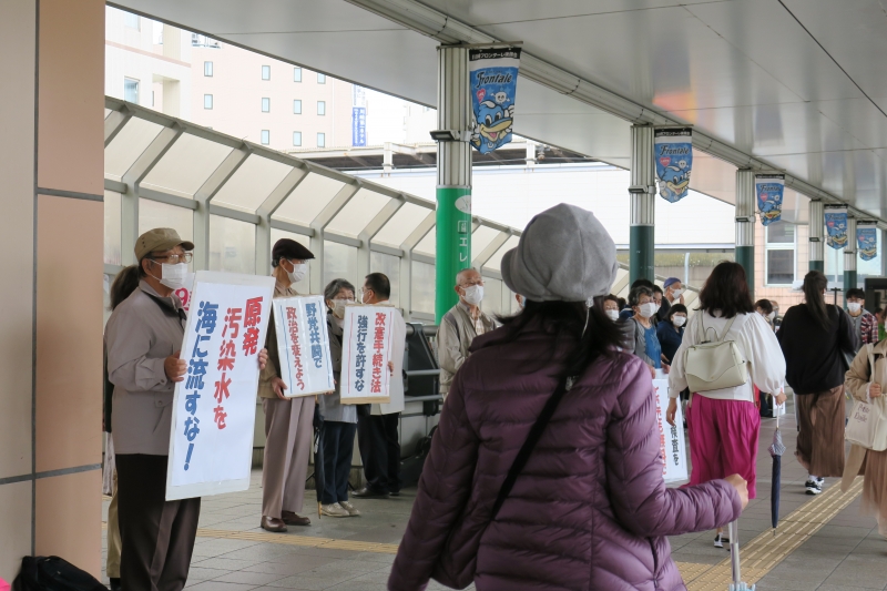 駅利用者、通行人に注目されていたピースアピールin高津