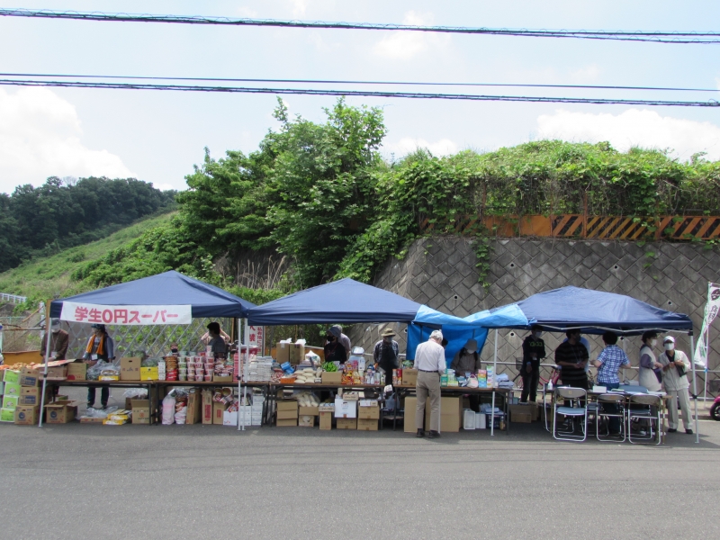 食料支援をおこなう学生０円スーパー