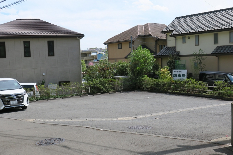 川崎市の「つつじ寺」等覺院の駐車場第２