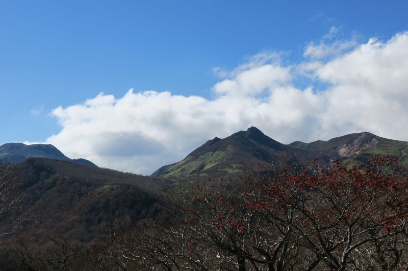 ゴヨウツツジ展望台から茶臼岳や朝日岳をみる