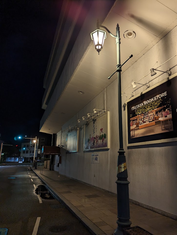 レトロな物を探して歩く ガス灯のある街並み （主計町・東山