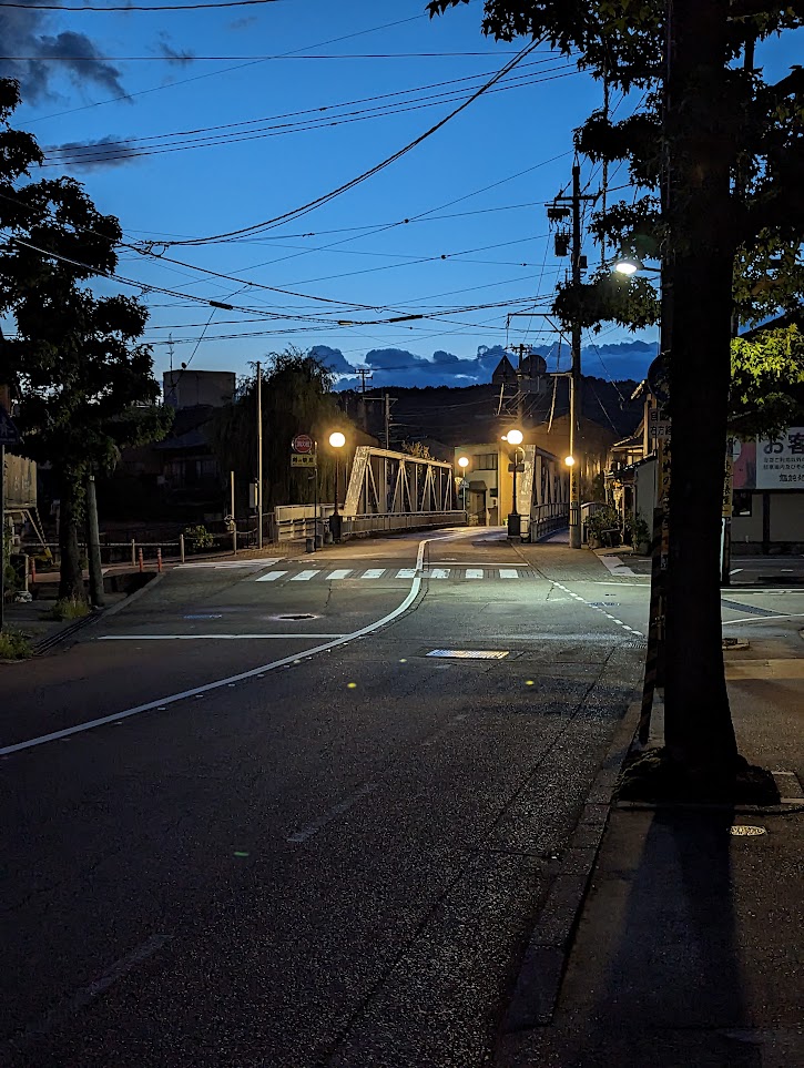 レトロな物を探して歩く ガス灯のある街並み （主計町・東山
