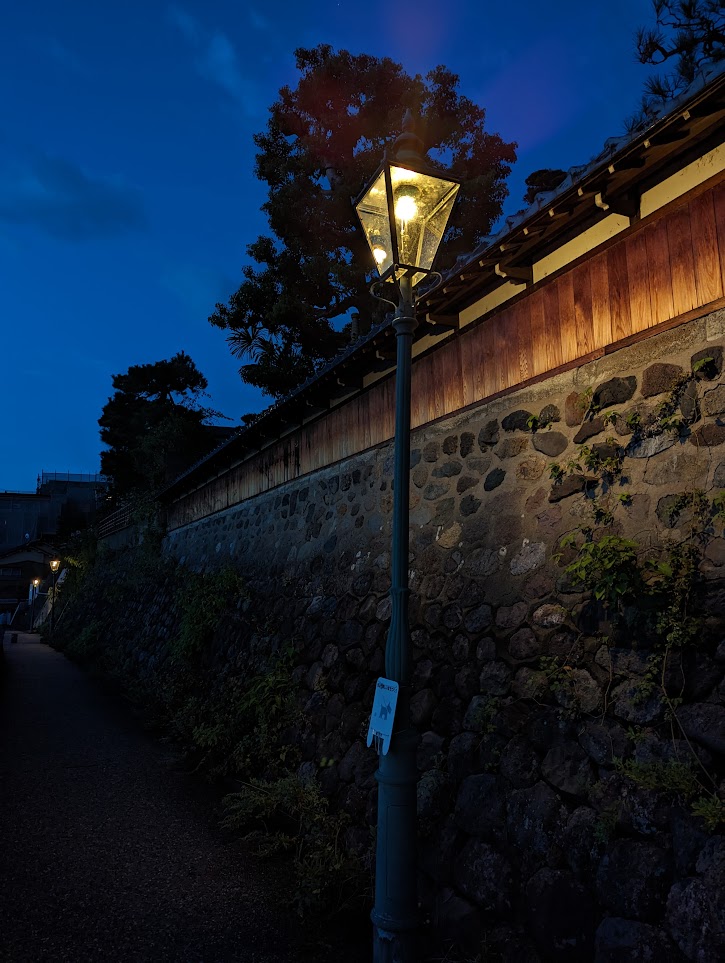 レトロな物を探して歩く ガス灯のある街並み （主計町・東山