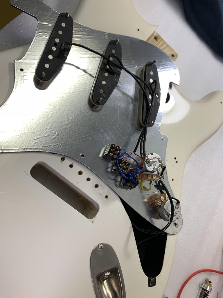 グレコの古いストラトSE-600J、ノイズ対策とトレモロ調整 | ギターの音