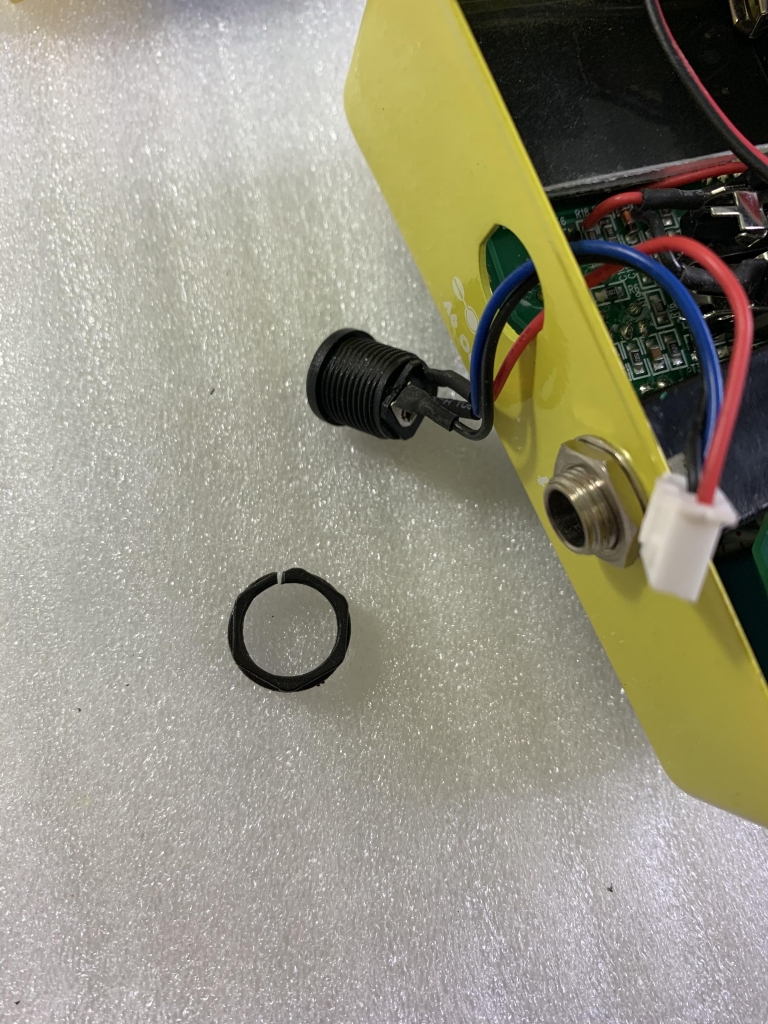 エフェクター、DCジャックのナット破損 | ギターの音が聴こえたら。