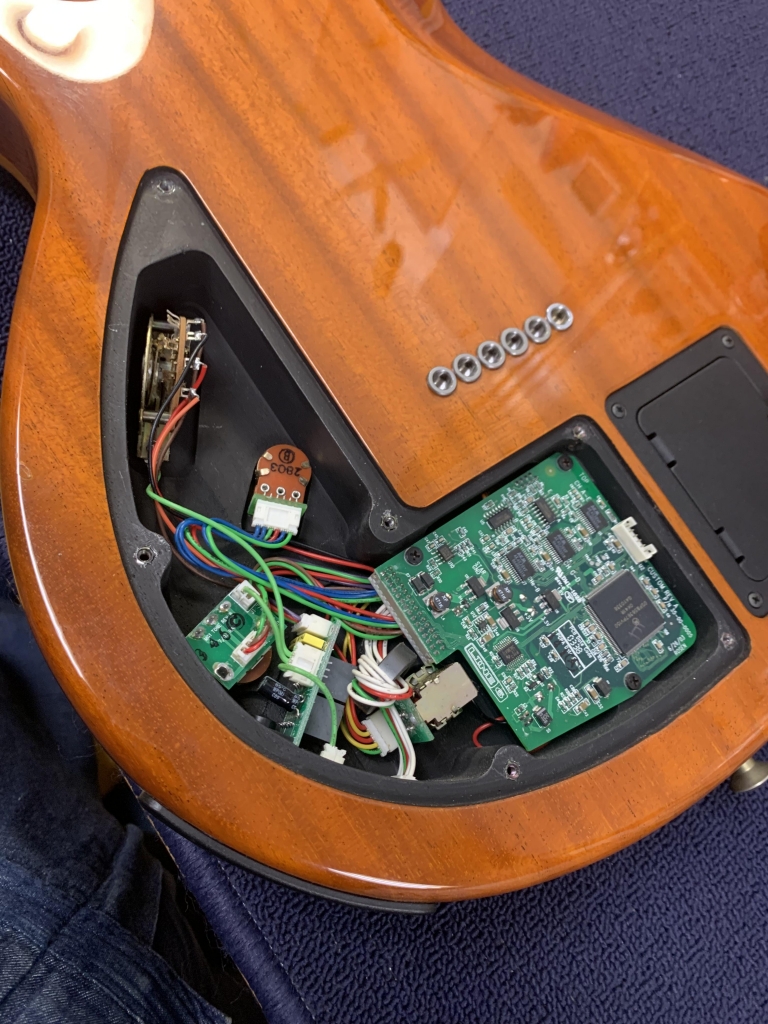 Line6 Variax 700 フロイドローズタイプのグラフテックブリッジを