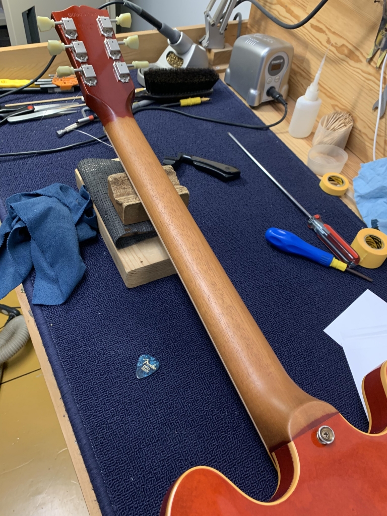 Gibson SS-333 ネック裏塗装剥がし 極薄塗装 ブリッジ交換 調整