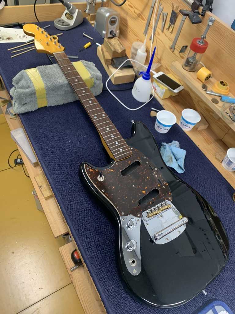 Fender mustang レフティ P90取付 PG作成 ナット交換 ネックサテン処理