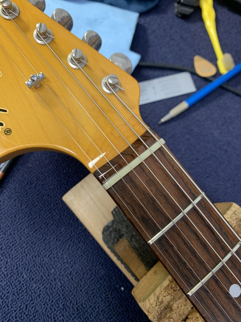 Fender mustang レフティ P90取付 PG作成 ナット交換 ネックサテン処理