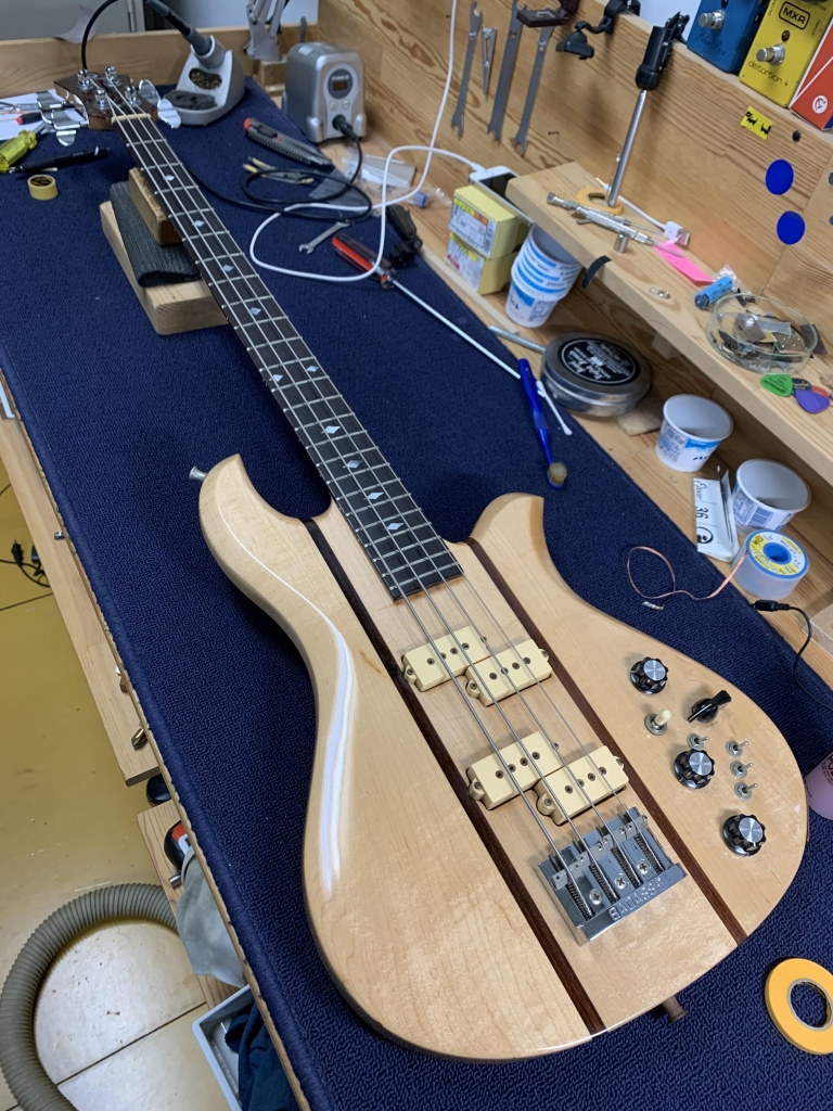 B.C Rich eagle bass 電池スナップ交換、ブリッジ下部ザグリ加工