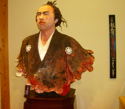 サンゴで製作された龍馬像