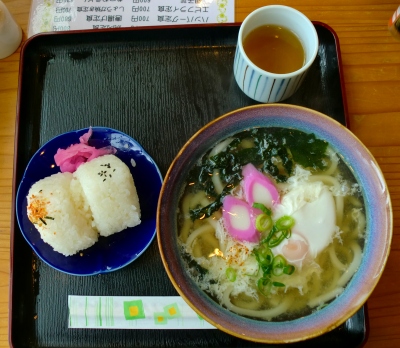 私は月見うどん(おにぎり2個付き)を食べました