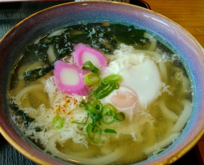 私は月見うどん(おにぎり2個付き)を食べました
