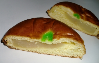 今日のおやつは「みかんパン」でした!