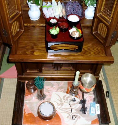 お盆前にお坊さんが来られてお祈りしました!