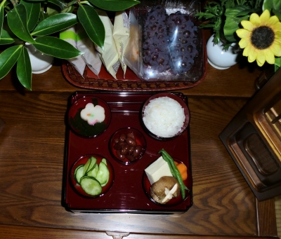 お盆前にお坊さんが来られてお祈りしました!