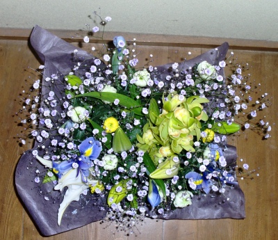 仏事の生花アレンジメントを関東へ送りました