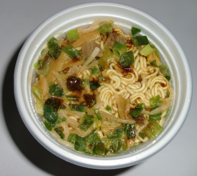 今日のお昼は「カップ徳島ラーメン」でした