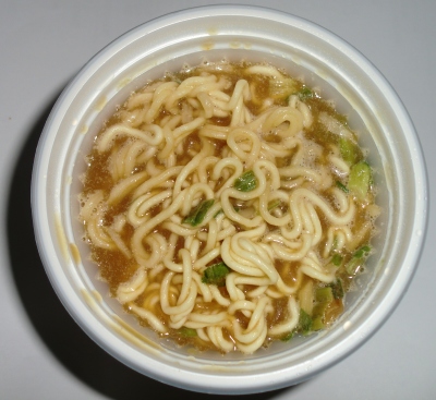 今日のお昼は「カップ徳島ラーメン」でした