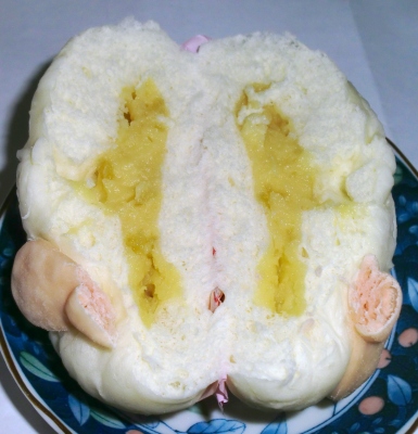 今日のおやつは「ハローキティまん」でした