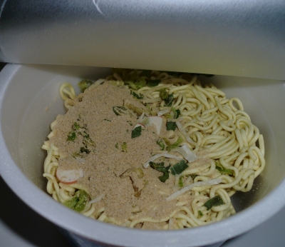 先日のお昼はカップ麺の「愛媛塩ちゃんぽん」でした!