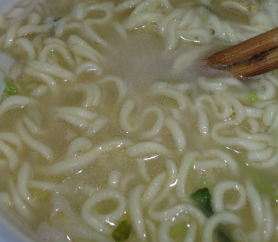 先日のお昼はカップ麺の「愛媛塩ちゃんぽん」でした!