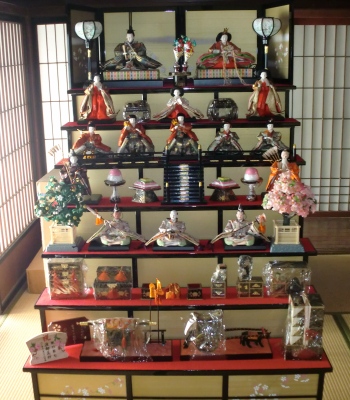 嫁さん実家に行くとお雛さんが飾っていました!
