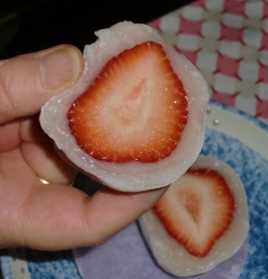 昨日は結婚記念日で「イチゴ大福」食べました!
